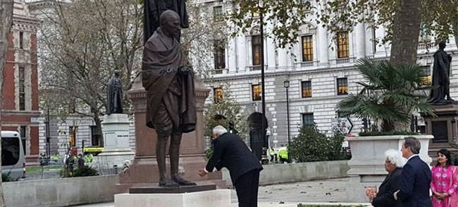 Prime Minister Narendra Modi paying homage to Mahatma Gandhi at Parliament Square in UK. Twitter: @MEAIndia