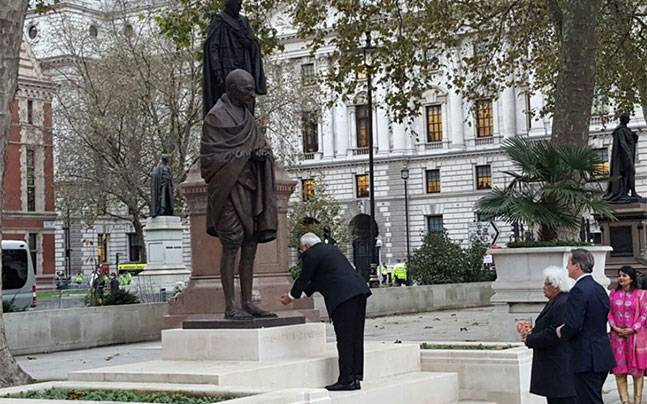 Prime Minister Narendra Modi paying homage to Mahatma Gandhi at Parliament Square in UK. Twitter: @MEAIndia